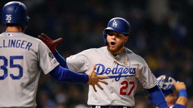 alex_verdugo_daps_up_bellinger_waive_hello.jpg